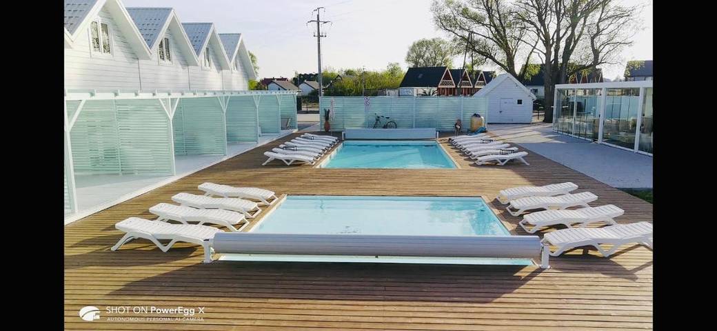 Domek letniskowy dla 8 osób, z ogród i basen oraz widok na jezioro, zwierzęta dozwolone w Mielno