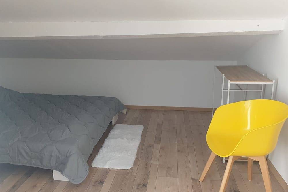 Appartement entier, 4km des plages/Sanary, appart neuf 9 pers calme, terrasse, clim, 2 chb, parking in Ollioules, Côte méditerranéenne (France)