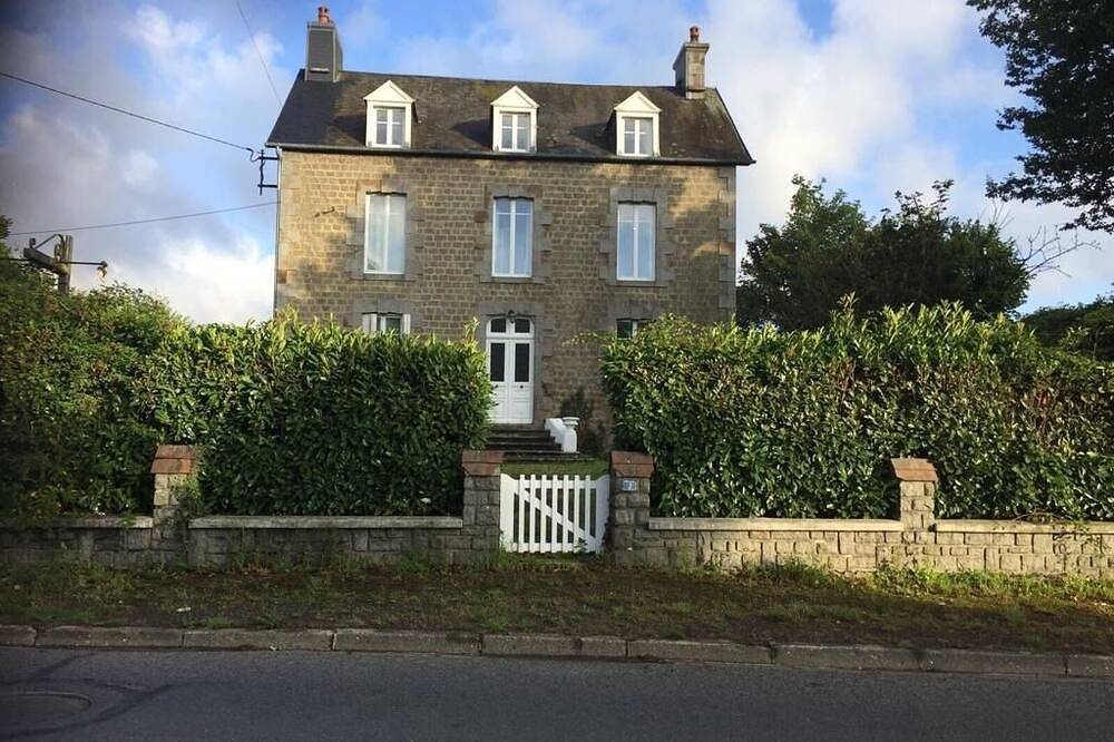 Granja histórica de 5 camas en Villedieu Les-Poeles (hogar del caballo de carreras ‘Ozo ') in Villedieu-les-Poêles, Côte de la Déroute