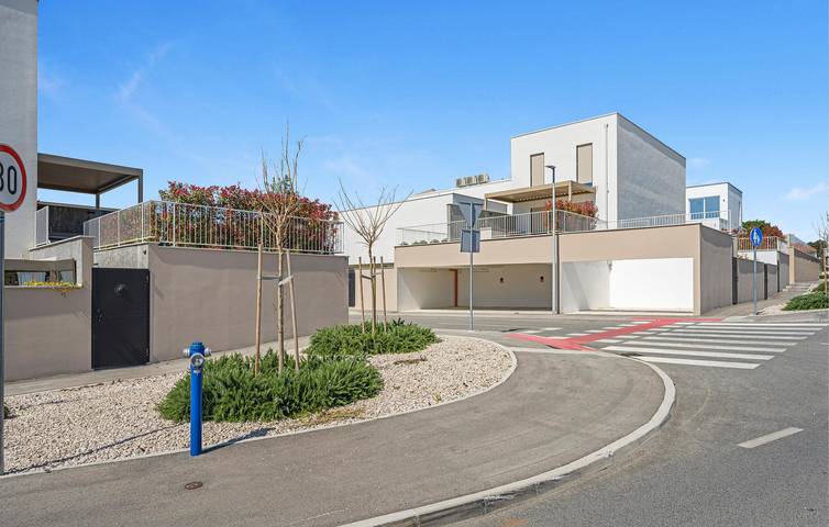 Ferienwohnung für 4 Personen, mit Terrasse und Seeblick in Sibenik