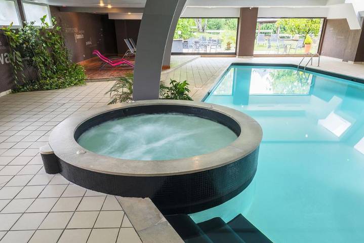 Hôtel pour 2 personnes, avec jacuzzi et sauna ainsi que jardin et piscine, animaux acceptés