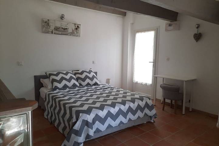 Location de vacances pour 3 personnes, avec jardin et jacuzzi à Belgentier - 2