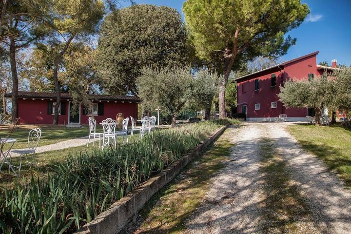Agriturismo per 4 persone, con giardino e piscina nonché terrazza a Pesaro