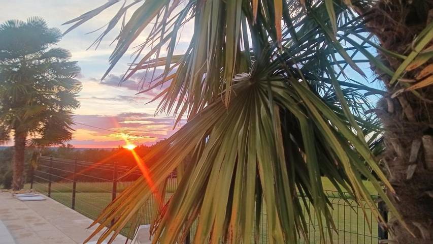 Location de vacances pour 6 personnes, avec vue ainsi que piscine et terrasse, animaux acceptés à Meyrals - 2