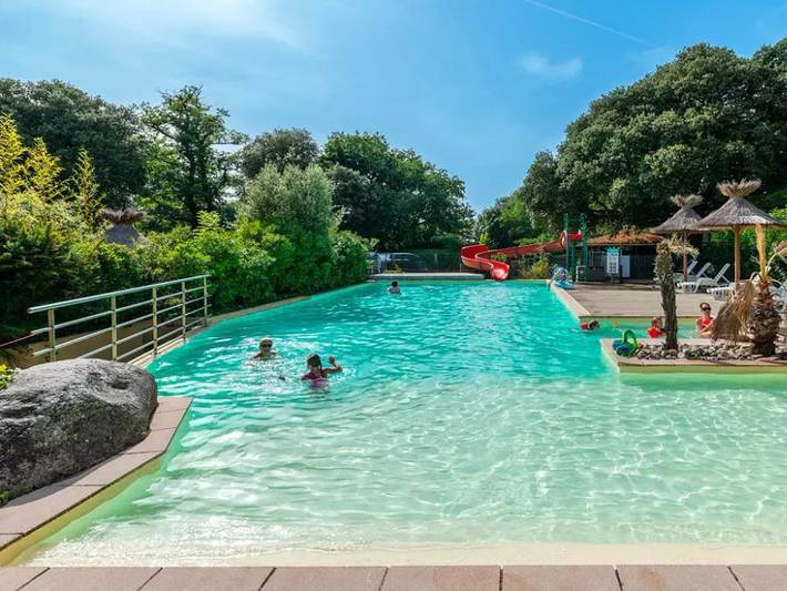 Location de vacances pour 2 personnes, avec Jacuzzi et Bassin pour enfant