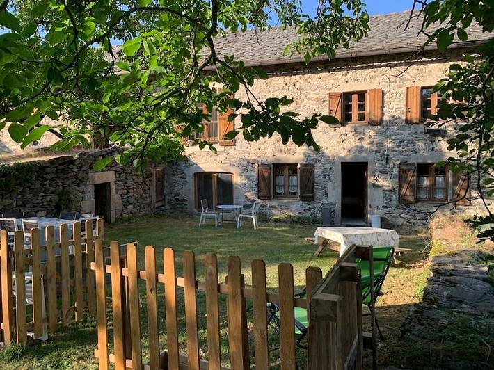 Location de vacances pour 3 personnes, avec jardin ainsi que sauna et vue à Saint-Hostien