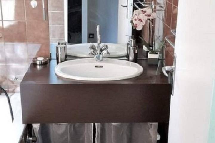 Appartement entier, Charmant T2, hypercentre, calme, terrasse, parking, commerces in Luchon-Superbagnères, Bagnères-de-Luchon