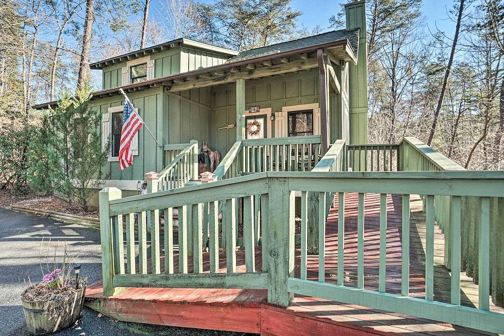 Outdoor Adventure - Charming Cabin w/ Hot Tub in Chattahoochee National Forest