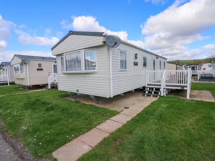 Caravan for 8 people, with pool and garden in Pembrokeshire