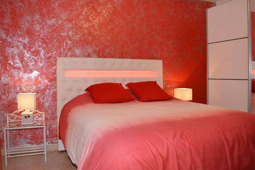 Renovated Family Home in Vineyards, Modern Amenities, Wifi, Garden, Near Loire Châteaux in Bourgueil, Loire Valley