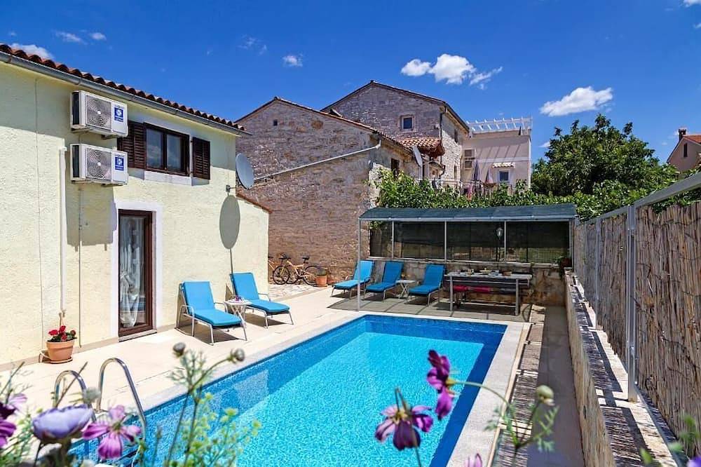 Villa Karina Tar, family house in the center in Tar (Croacia), Tar-Vabriga