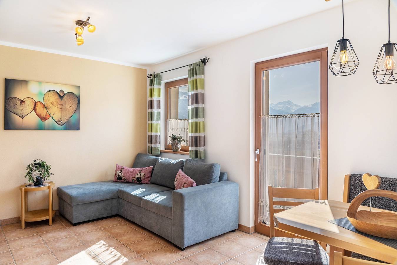 Ganze Wohnung, Apartment Landhaus Zeller 2 Schlafzimmer mit Bergblick, Gemeinschaftsgarten & Wlan in Tuxer Alpen, Fügenberg