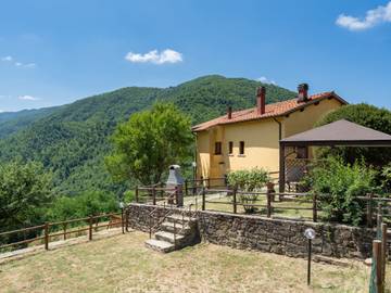 Gîte pour 10 personnes, avec jardin et terrasse, animaux acceptés à Dicomano