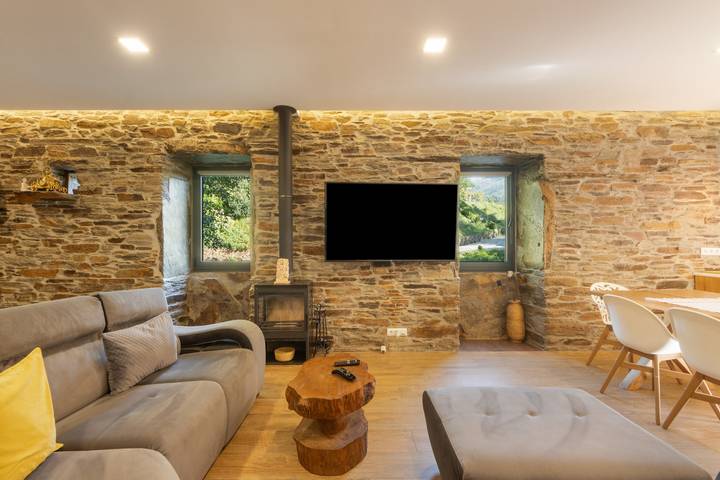 Country House 'Quinta Da Azenha' with Air Conditioning in Nespereira (Cinfães), Viseu District
