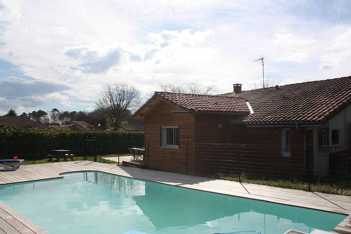 Location de vacances pour 8 personnes, avec jacuzzi ainsi que jardin et piscine à Saubion