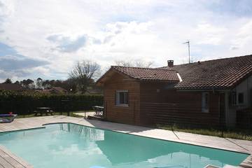 Gîte pour 8 personnes, avec jacuzzi ainsi que jardin et piscine à Saubion