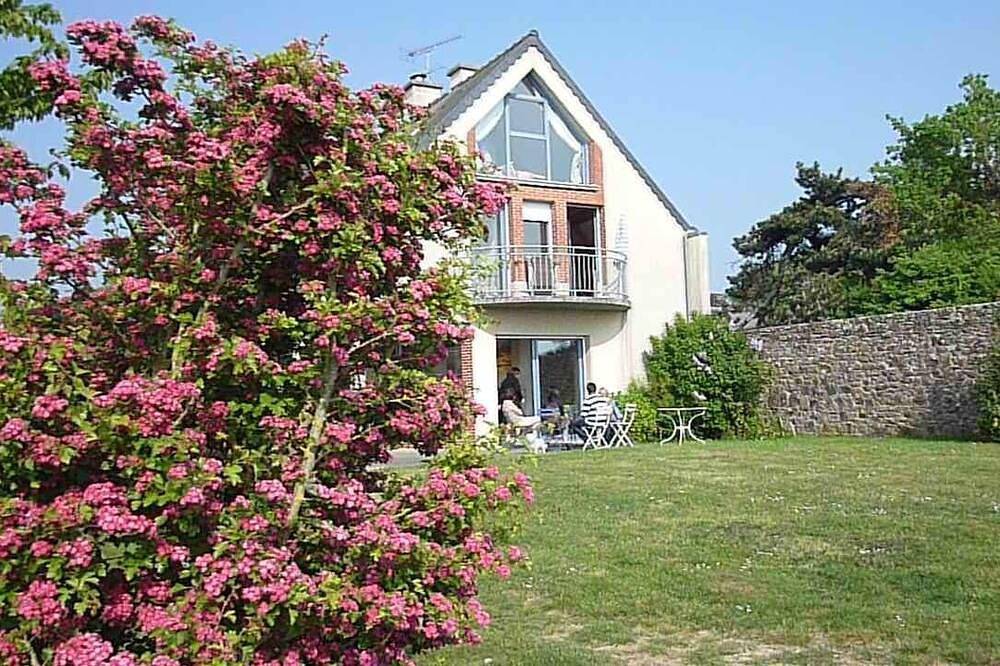 Villa, bord de mer, dans la baie du Mont Saint Michel    pour 6 personnes in Carolles, Côte de la Déroute