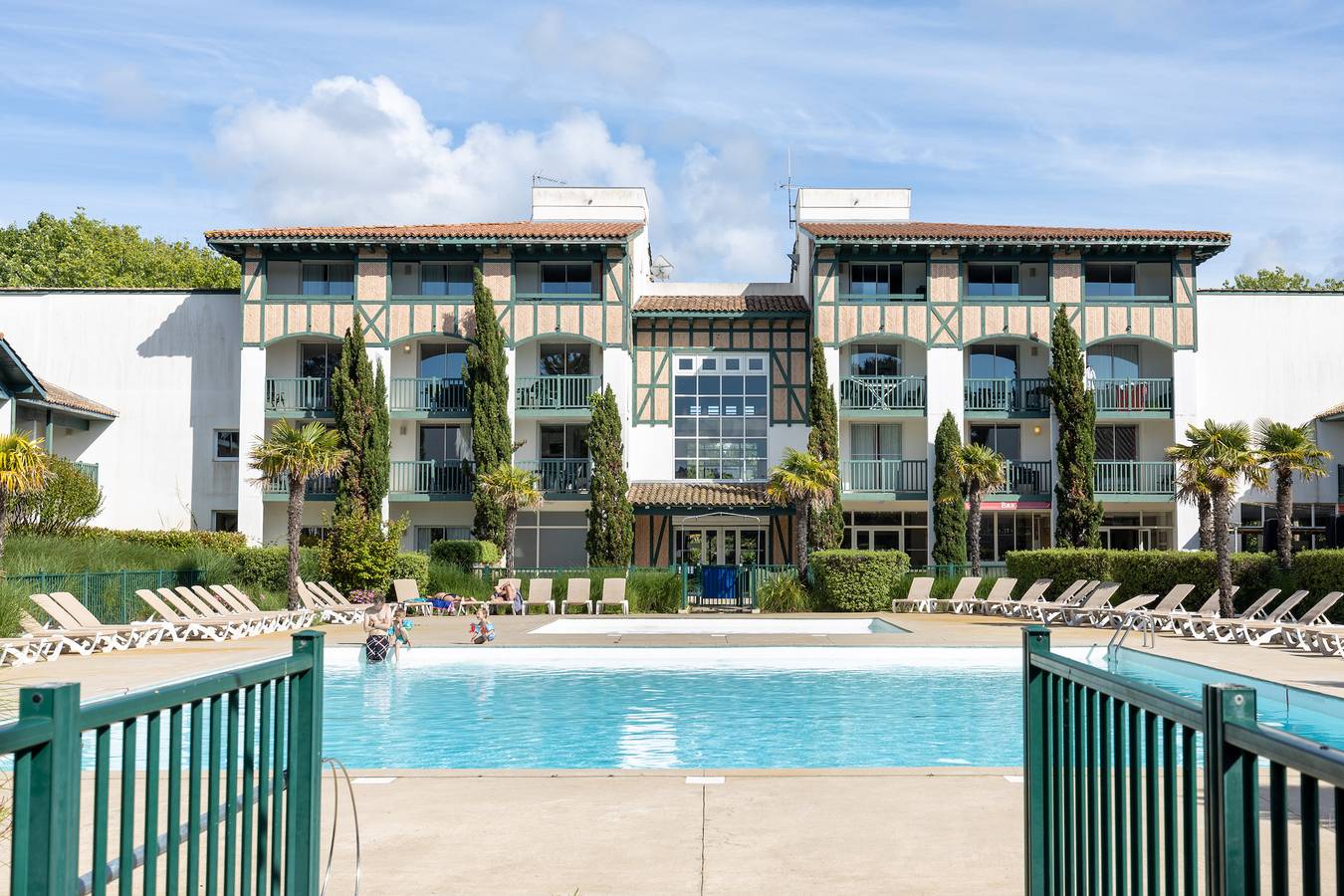 Appartement entier, Appartement "Bisbau" avec terrasse privée, jardin privé et piscines partagées. in Moliets-et-Maa, Côte d’Argent