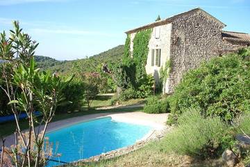 Gîte pour 10 personnes, avec jardin à Saint-Nazaire (Gard)