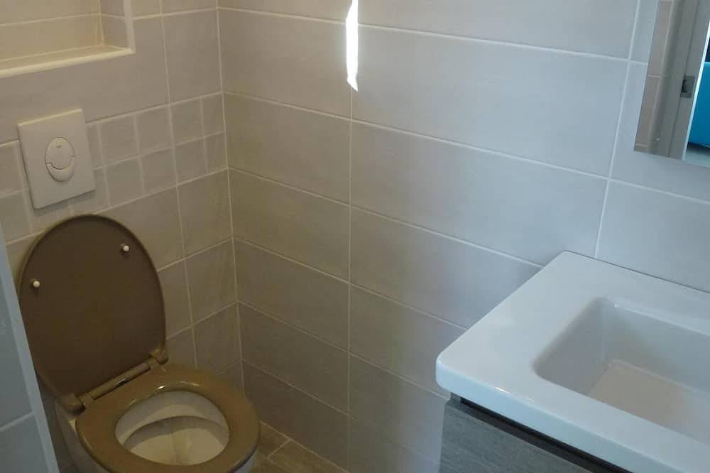 Appartement entier, Magnifique Studio  avec terrasse, vue piscine , mer à pied  14 min,  très calme in Six-Fours-les-Plages, Côte méditerranéenne (France)