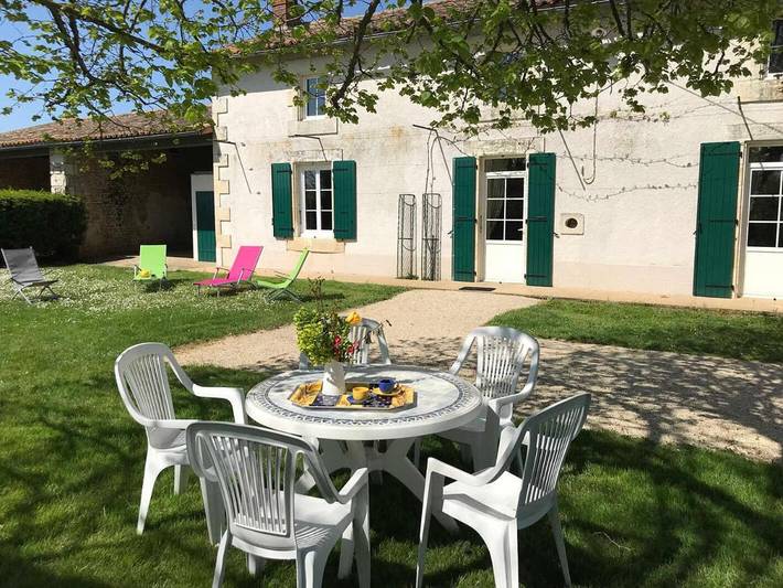 Location de vacances pour 5 personnes, avec jardin à Champagné-le-Sec