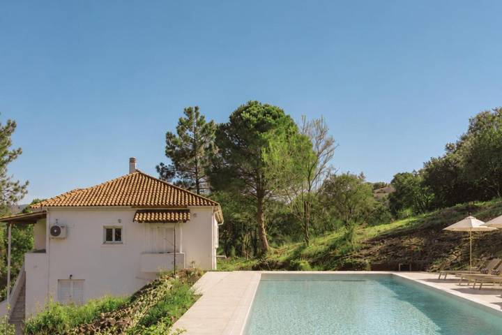 Location de vacances pour 10 personnes, avec piscine ainsi que jardin et vue dans Vasilika