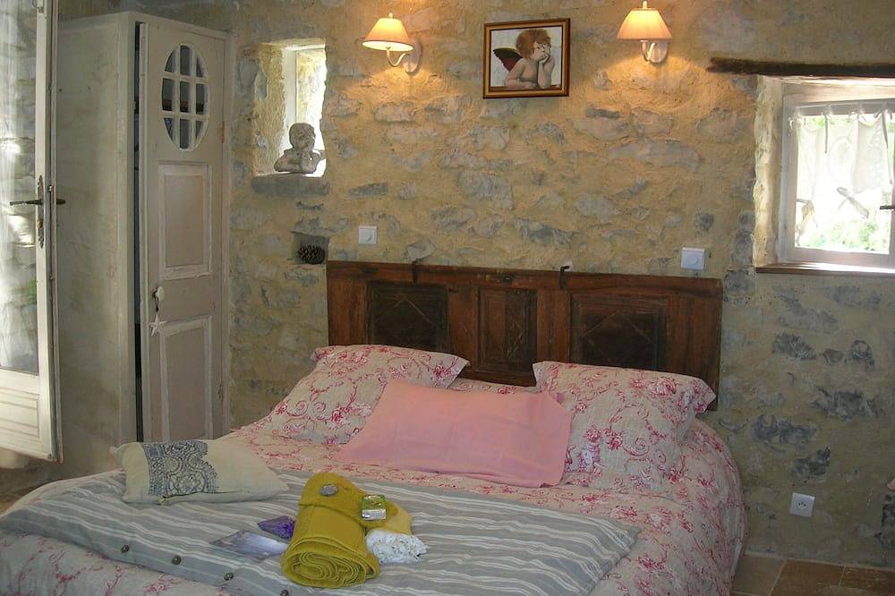 Cottage mitoyen dans propriété prive arbore in Les Vans, Parc naturel régional des Monts d'Ardèche