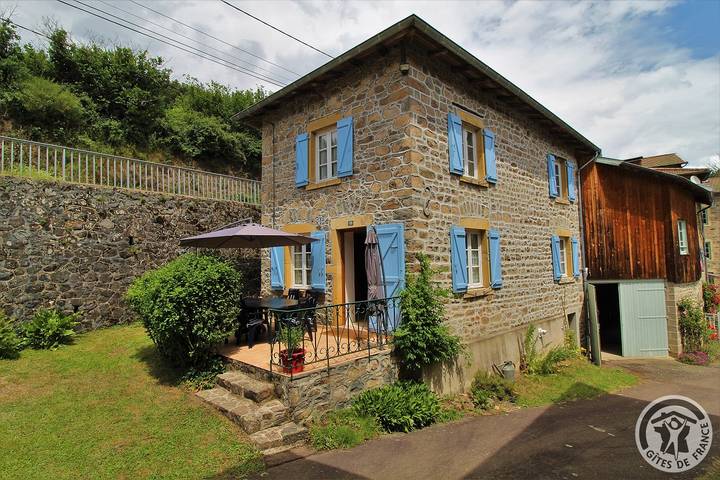 Gîte pour 4 personnes, avec Terrasse ainsi que Jardin et Vue à Poule-les-Écharmeaux