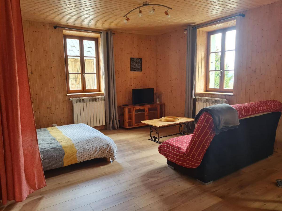 Appartement entier, Studio Apartment in Le Noyer, Région de Chambéry