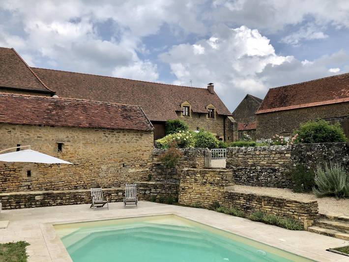 Gîte pour 6 personnes, avec terrasse ainsi que jardin et piscine à Changy