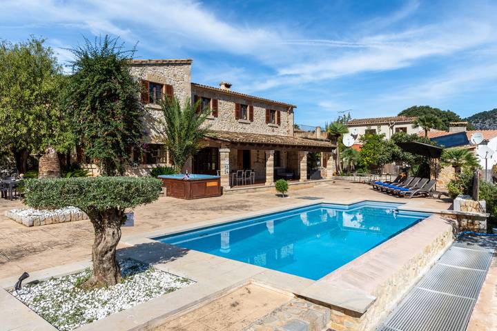 Edle Finca Can Miquel Morro mit Pool, Whirlpool, Klimaanlage, Wlan, Balkon, Terrassen und Bergblick; Parkplätze vorhanden in Pollença, Mallorca Norden