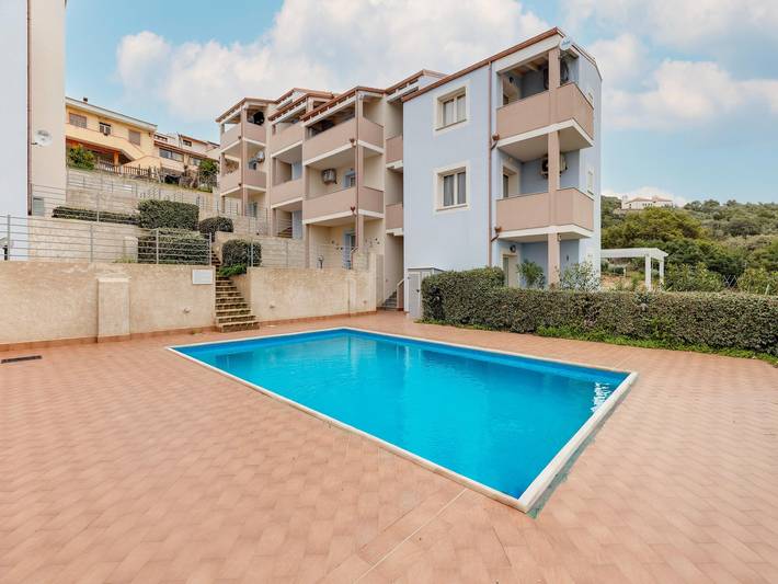 Ferienwohnung für 4 Personen, mit Pool und Terrasse sowie Garten, kinderfreundlich