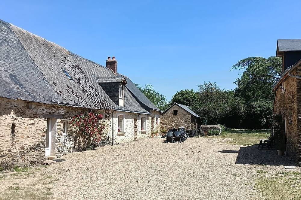 Grande longère, nord Angers, 13 chambres avec piscine, à 2 pas des Briottières in Champigné, Région de Segré