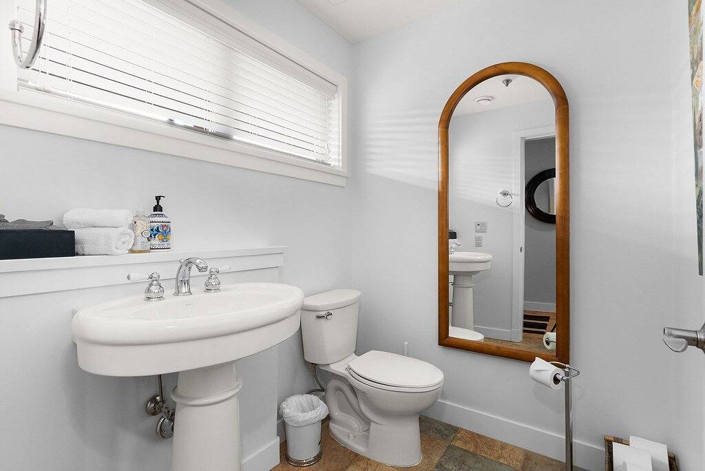 Lakefront Luxury vor Weltklasse-Weingütern in West Kelowna, Crystal Mountain