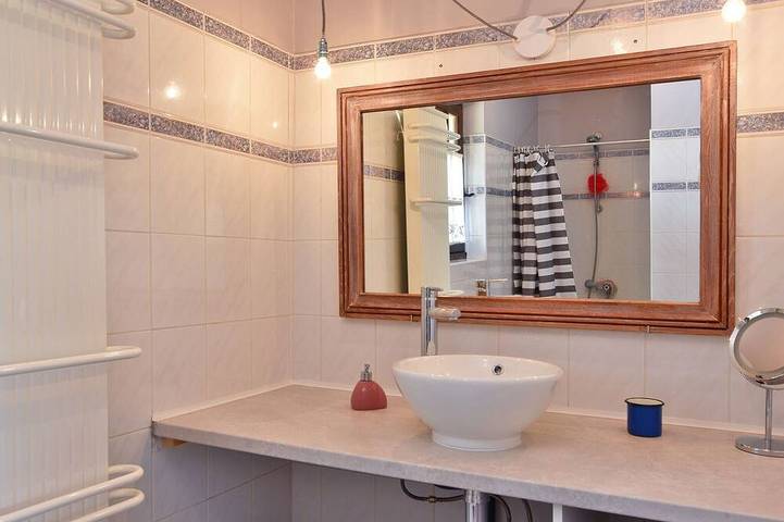 Location de vacances pour 3 personnes, avec jardin ainsi que piscine et balcon à Loubejac - 4