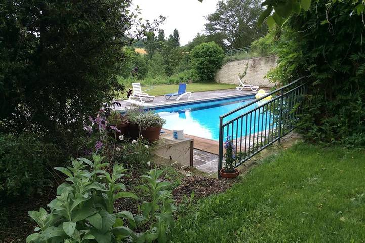 Gîte pour 5 personnes, avec Terrasse ainsi que Jardin et Piscine