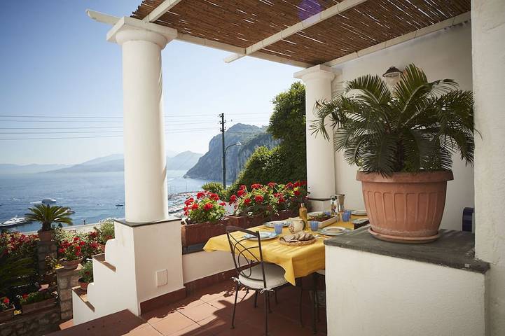 Vacation rental for 6 people, with hot tub and yard as well as balcony, with pets in Capri