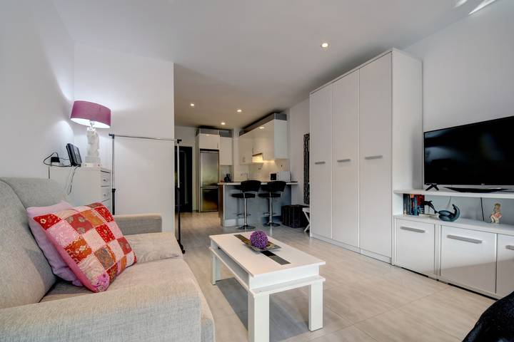 Entire apartment, Apartment 'Right in The Golden Mile 200 Metres' with Shared Pool, Wi-Fi and Air Conditioning in Marbella West, Marbella