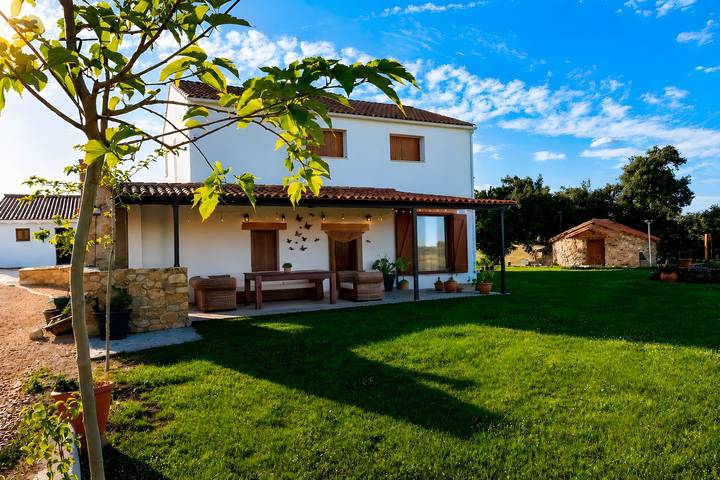 Landhaus aus Stroh und Lehm mit Bergblick, privatem Pool und WLAN in Valencia de Alcántara, Cáceres und Umgebung
