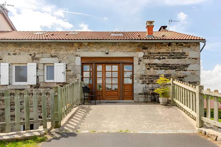 Gîte pour 14 personnes, avec terrasse à Le Malzieu-Forain