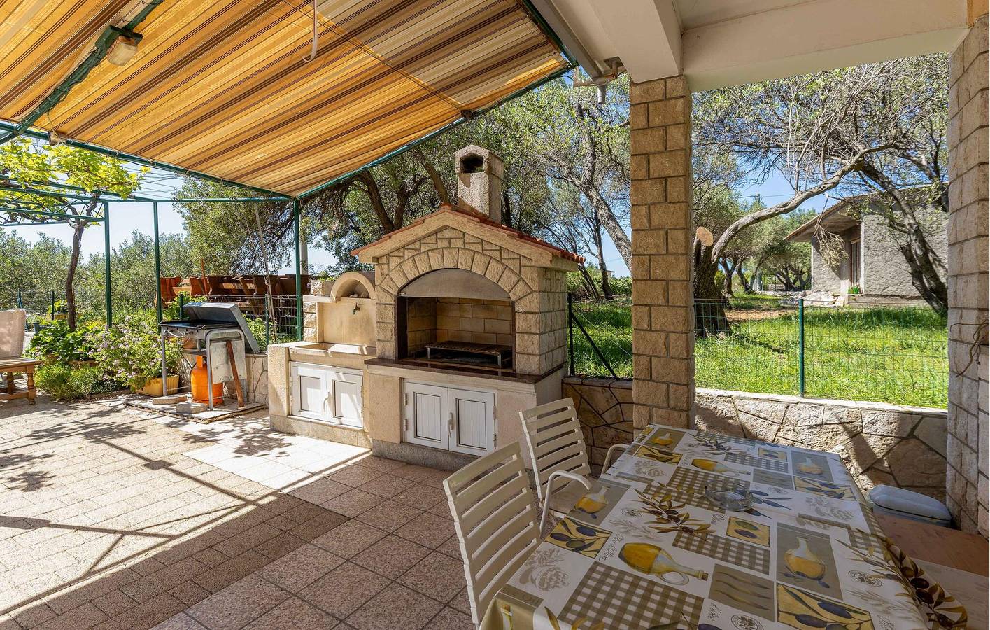 Ganze Ferienwohnung, Gemütliches Apartment mit Meerblick, WLAN, Parkplatz und Terrasse in Strandnähe in Banjol, Rab