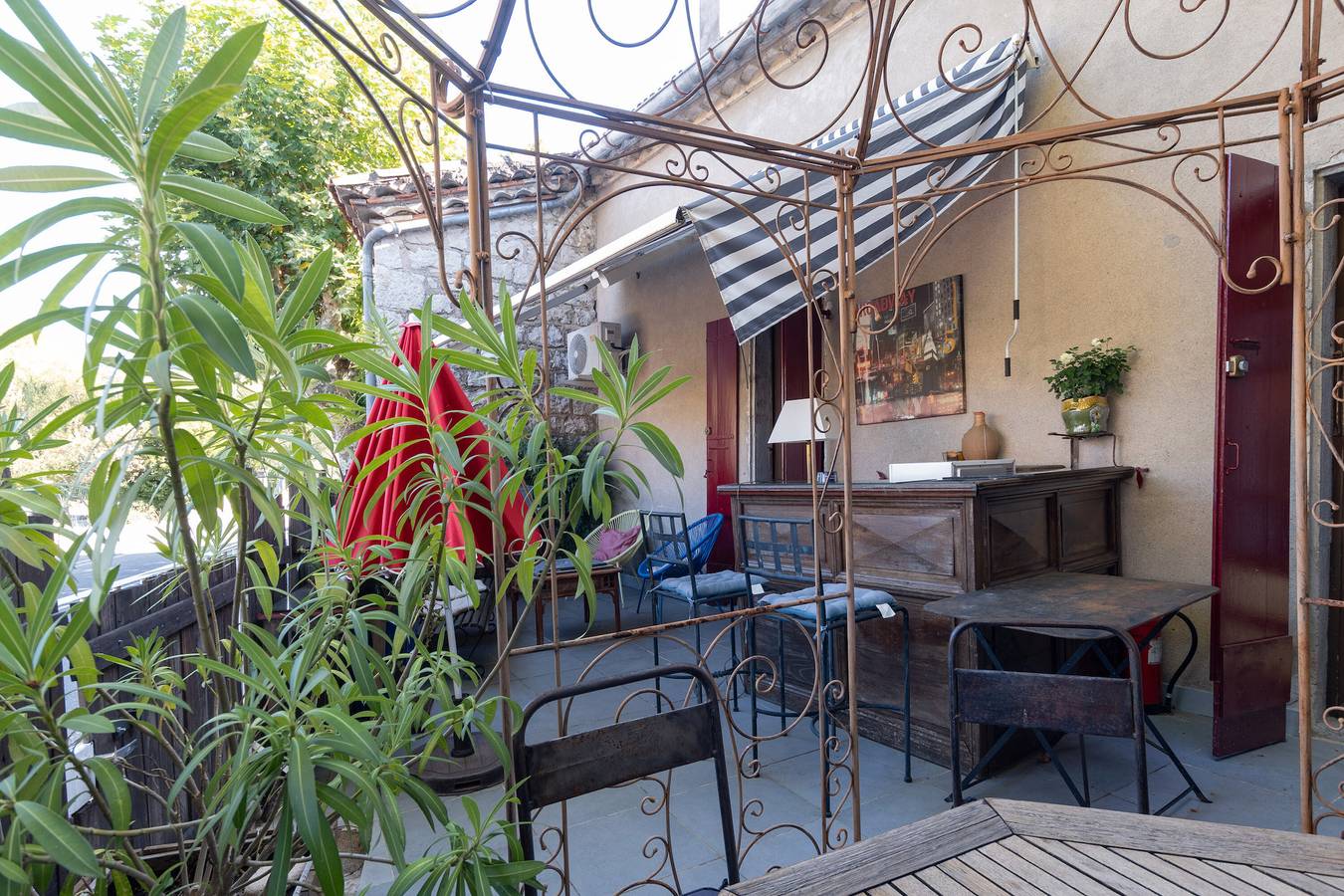 Appartement entier, Appartement 'De Charme' avec terrasse privée, jardin partagé et Wi-Fi in Ruoms, Ardèche