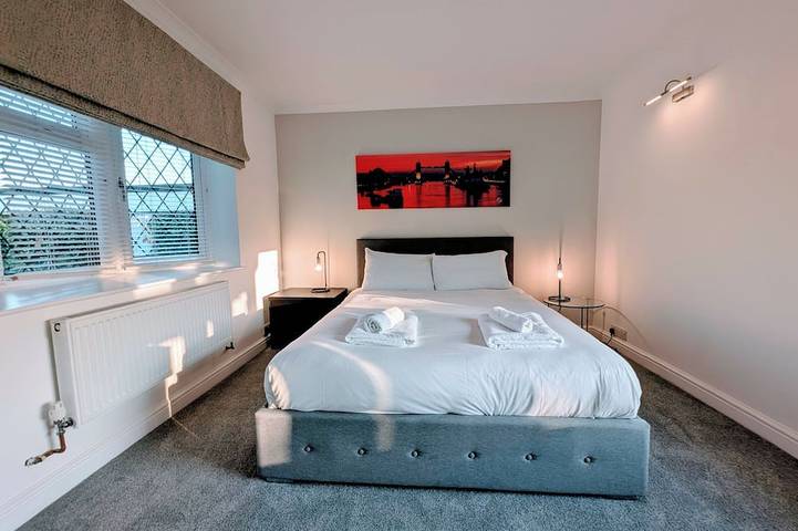 Thames Riverside Retreat: A Serene 3-Bed Bungalow in Spelthorne, Surrey