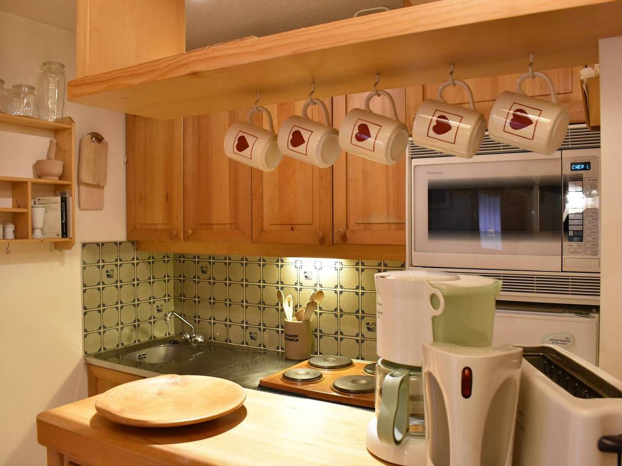 Ganze Wohnung, Gemütliche Ferienwohnung in Meribel: Nahe Pisten, Balkon mit Bergblick, Parkplatz und Skiraum. in Méribel, Les Allues