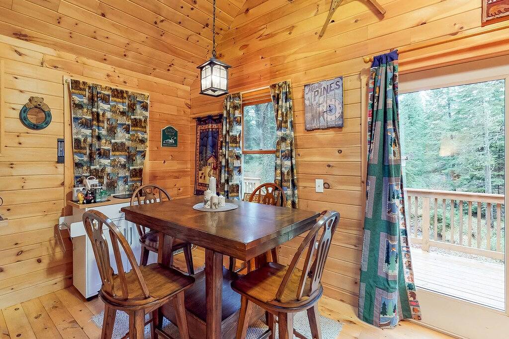 Friedliche, hundefreundliche Kabine mit großem Garten, Deck und Feuerstelle - in der Nähe des Sees in Piscataquis County