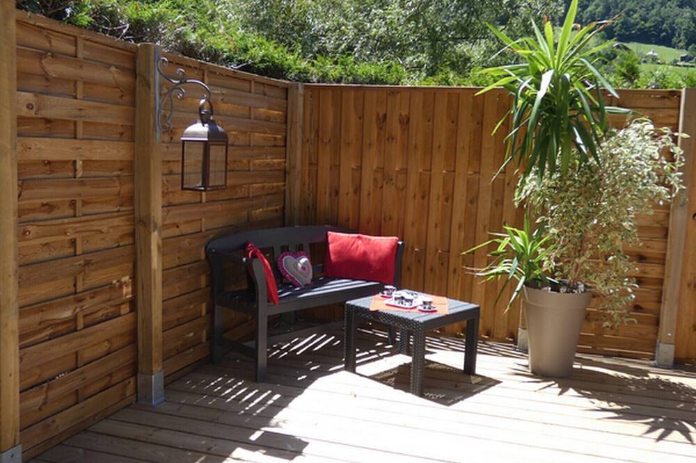 Entire apartment, Quiet gite private jacuzzi wifi terrace near Lake Annecy pets welcome in Thônes, Annecy region