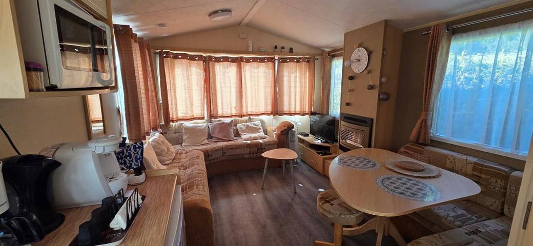 Camping pour 4 personnes, avec bassin pour enfant et piscine ainsi que jacuzzi et terrasse