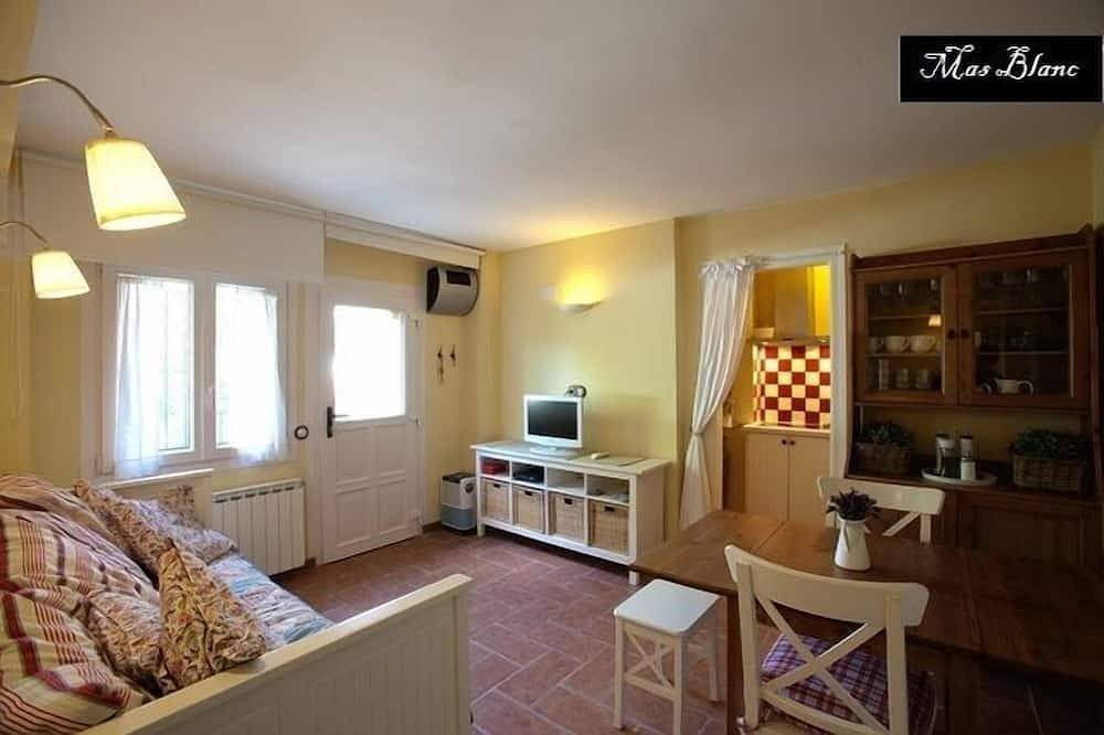 Entire apartment, \"Mas Blanc\": to visit Barcelona in a different way. Your mediterranean refuge with garden and swimming-pool near city centre and the best beaches. in Sant Cugat del Vallès, Barcelona Inland