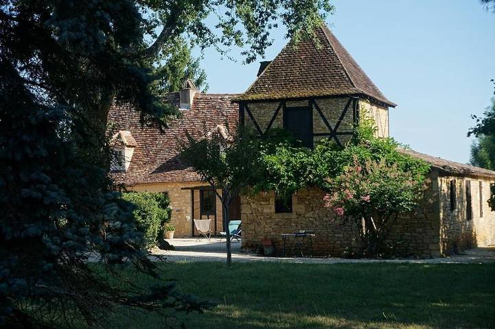 Location de vacances pour 2 personnes, avec piscine et vue ainsi que terrasse et jardin à Pressignac-Vicq
