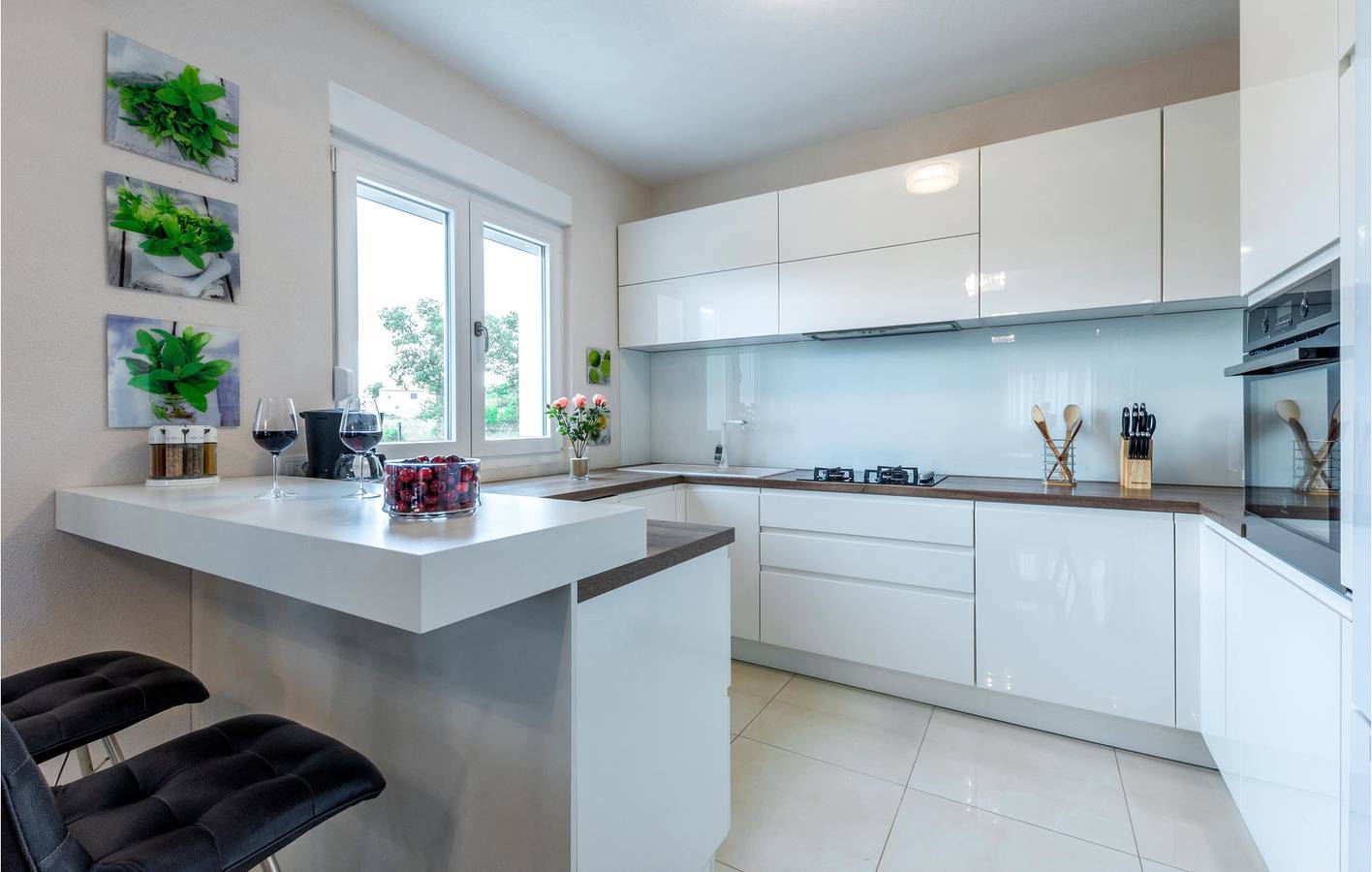 Charmante 2-Zimmer-Wohnung mit Pool, Terrasse und WLAN in Dalmatinisches Zagora